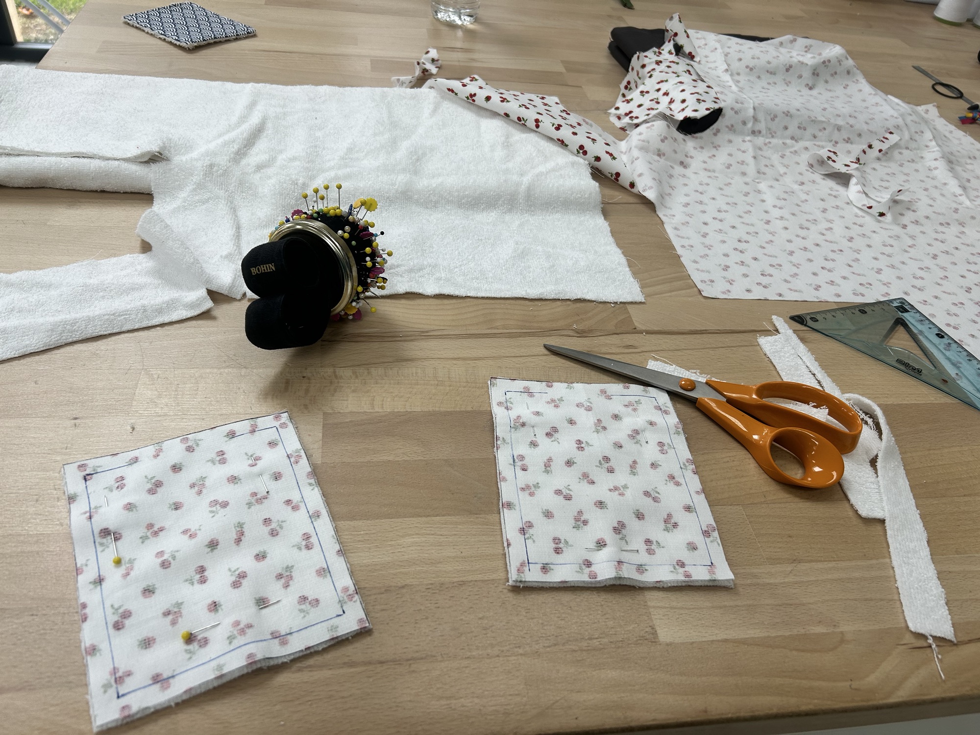 atelier de couture ou ont apprends à coudre des lingettes démaquillantes en coton avec un tissus blanc avec des motifs cerises